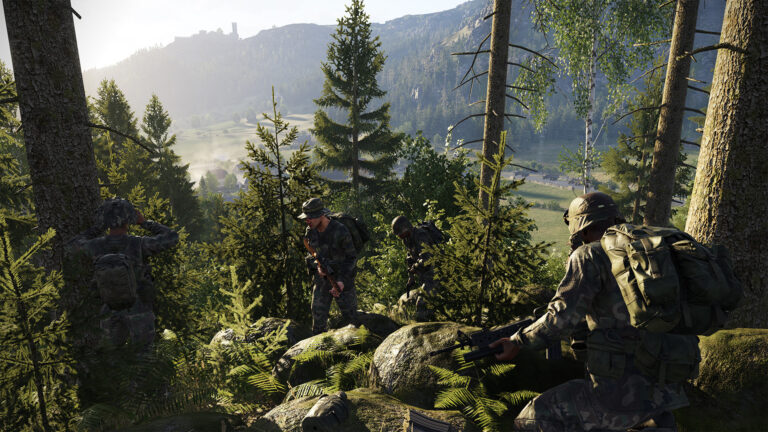 Soldats marchant dans une forêt montagneuse.